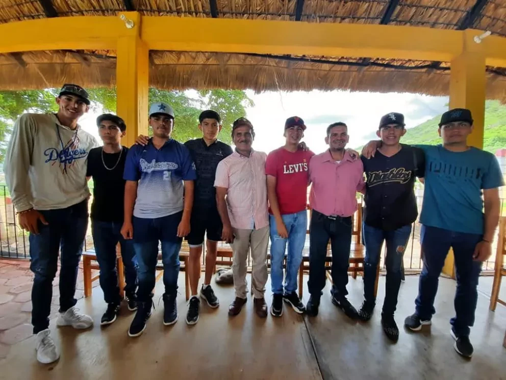 Cinco beisbolistas rosarenses y dos escuinapenses firman con Algodoneros de Unión Laguna de Torreón
