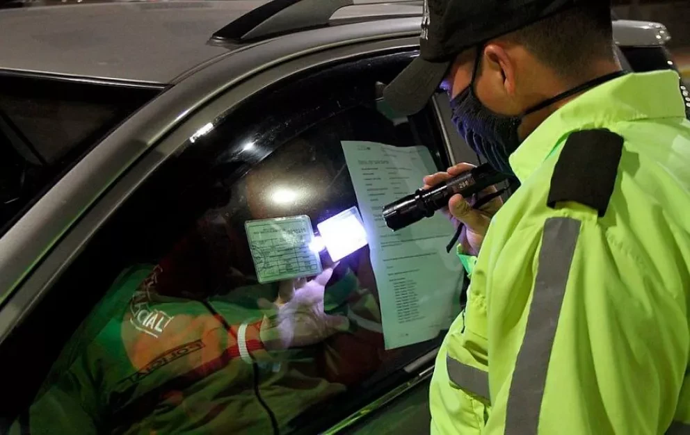 Cuando se habla de un toque de queda se hace referencia a la medida que restringe el libre circulamiento, ya sea en las calles o lugares públicos.