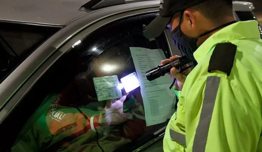 Cuando se habla de un toque de queda se hace referencia a la medida que restringe el libre circulamiento, ya sea en las calles o lugares públicos.