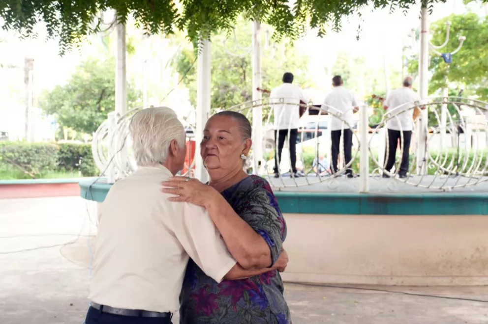 Adultos disfrutan de la música y romanticismo del Trío Azteca en Culiacán, Sinaloa