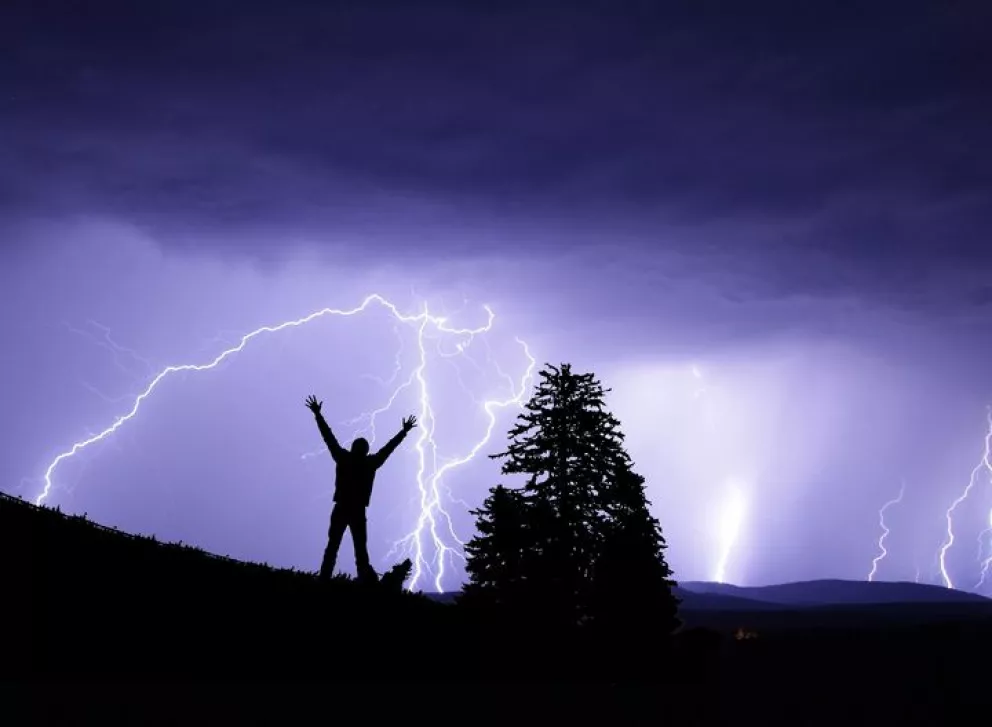 Consejos para evitar se impactado por un rayo.