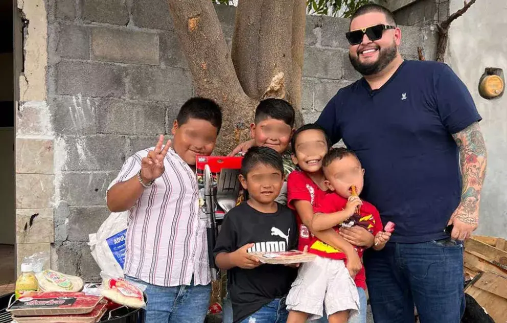 ¡Que empiece la carnita asada! “La mole” le regala asador y carne a niños virales de TikTok.