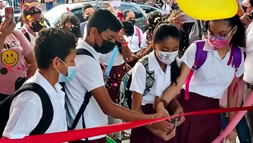 Maestros de secundaria de Costa Rica, Sinaloa dan hermoso recibimiento a sus alumnos.