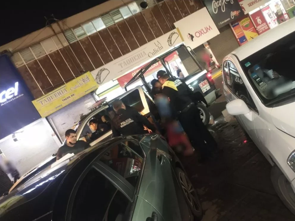 Policías Municipales ayudan a mujer a adulta a regresar a su hogar en Culiacán. Fotos: SSPyTM