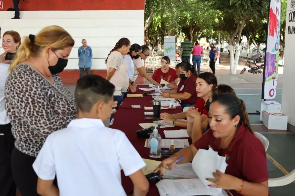 Con becas, les abren las puertas de la educación a niños y jóvenes de Navolato