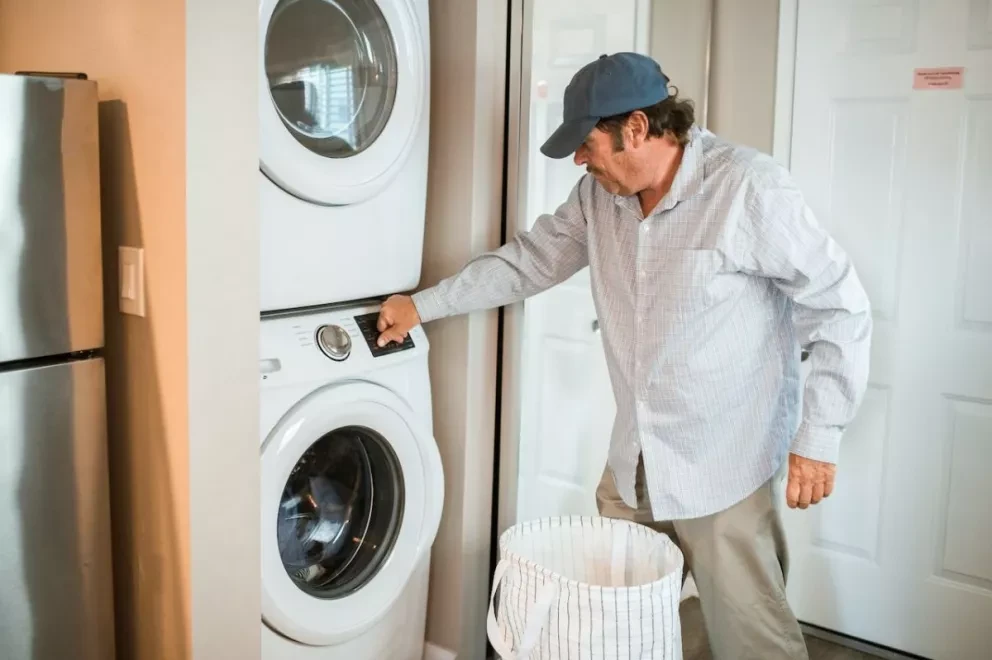 Necesitas realizar un filtro el cual te va a ayudar a mejorar los aspectos físicos del agua, la cual podrás reutilizar en el lavado de sanitarios, automóviles o para riego
