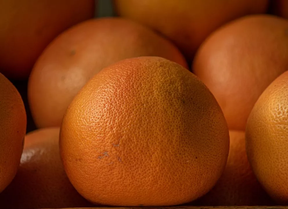 Naranja dulce limón partido. El beneficio de consumir vitamina C en frutas
