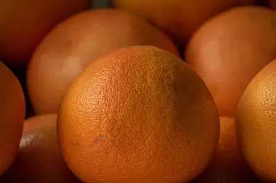 Naranja dulce limón partido. El beneficio de consumir vitamina C en frutas