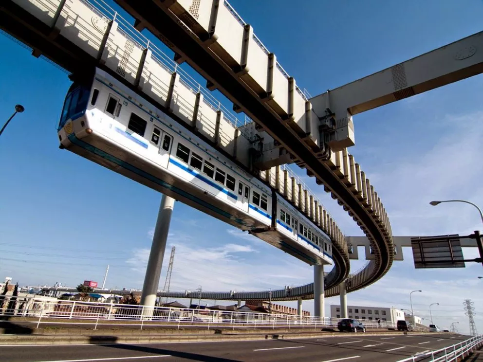 Este es el sorprendente tren suspendido más largo de Japón.
