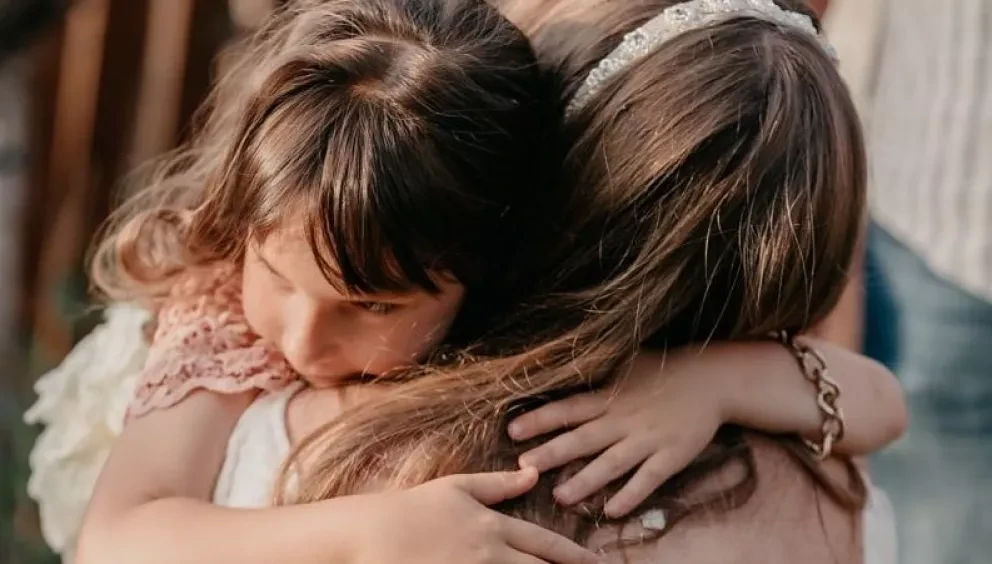 Los peligros de la vida y la importancia de enseñarle a los hijos como defenderse. Foto temática.