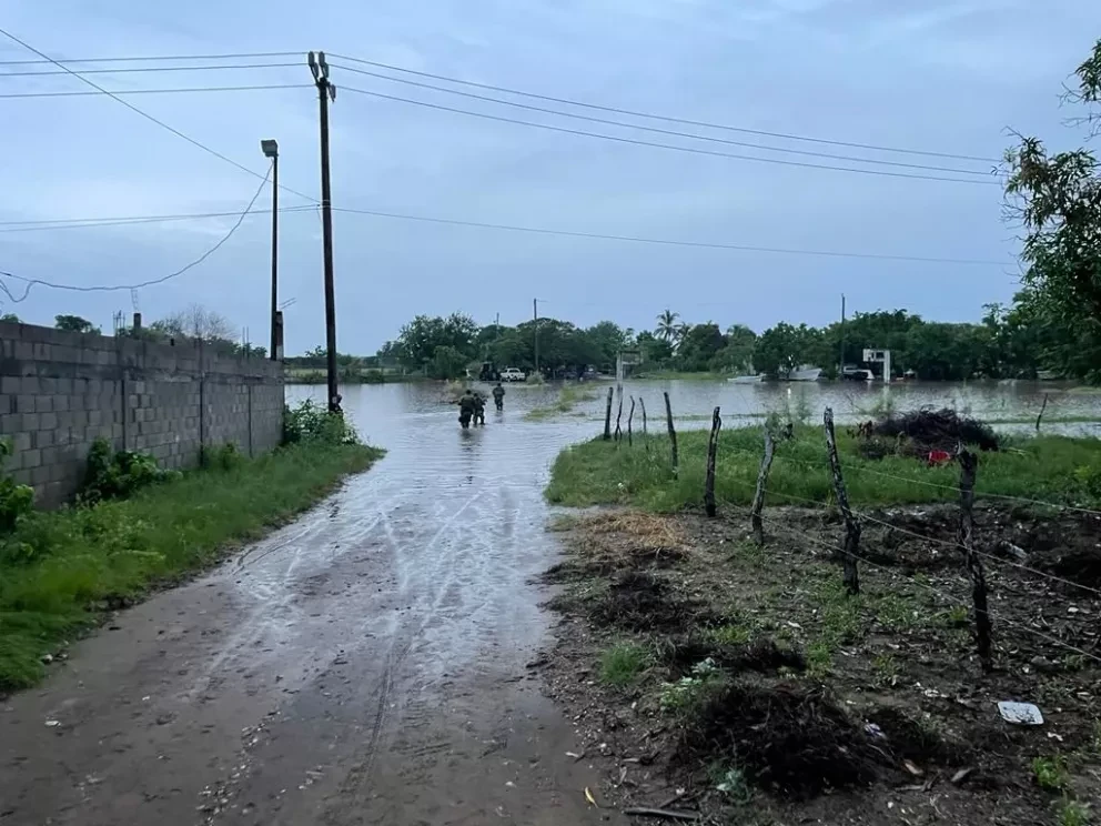 Gobierno atiende a familias afectadas por lluvias en Dautillos, Navolato