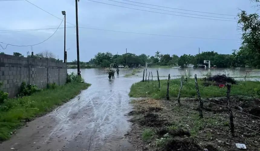 Gobierno atiende a familias afectadas por lluvias en Dautillos, Navolato