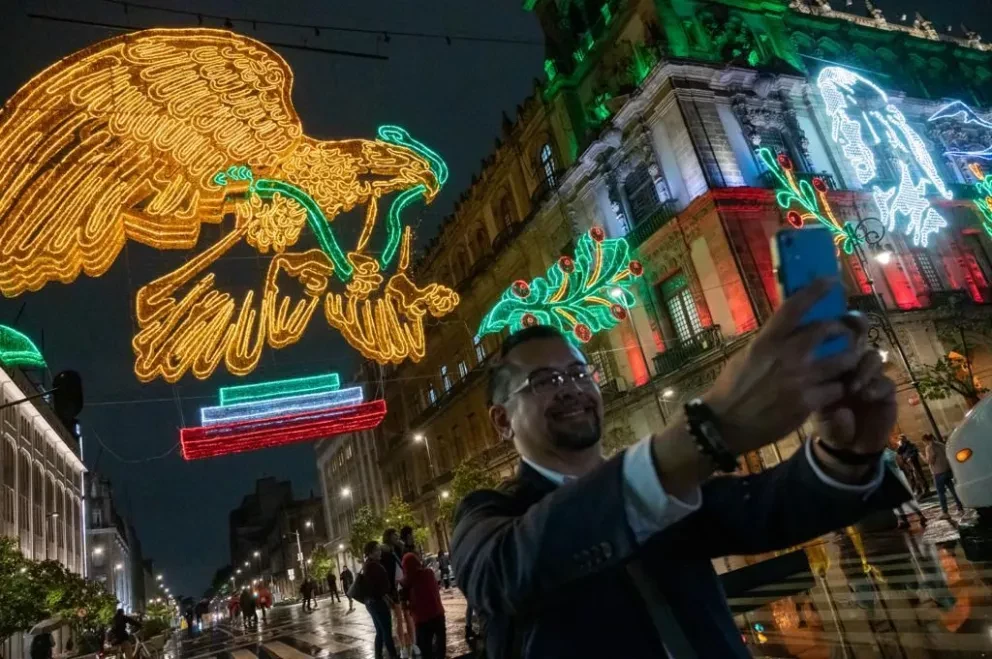 Embellecen la Cdmx para dar la bienvenida a los festejos patrios.