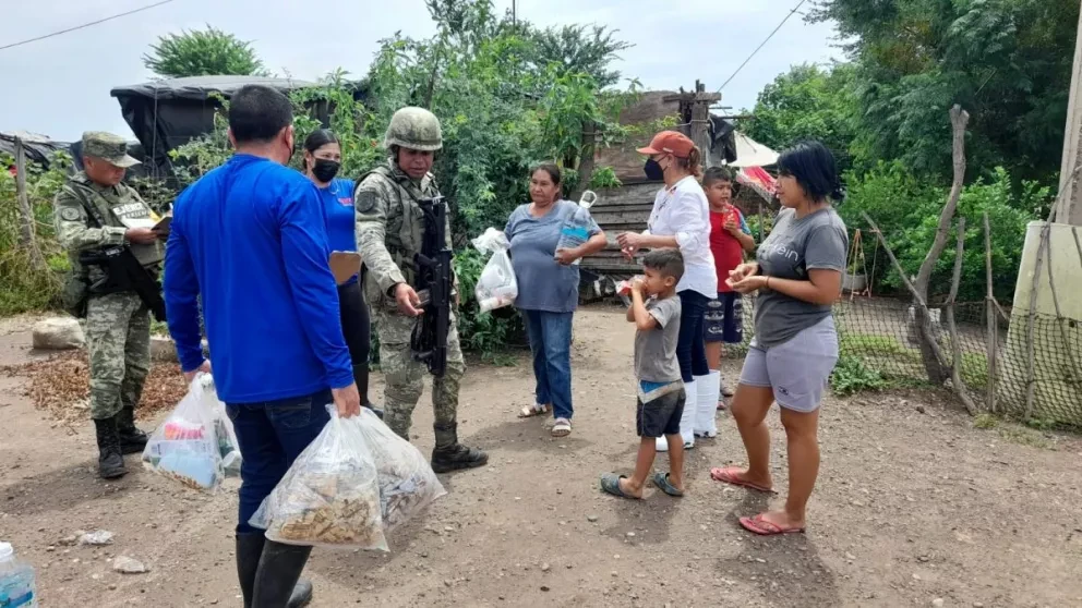 En Guasave entregan despensas y otros apoyos a familias afectadas por lluvias