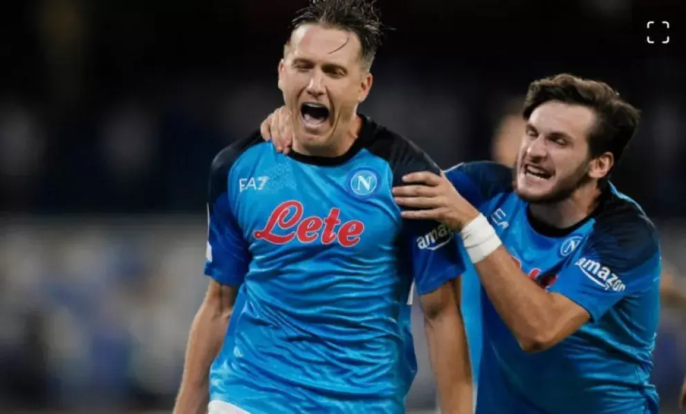 El Napoli, conjunto del ‘Chucky’ Lozano golea al Liverpool en casa.