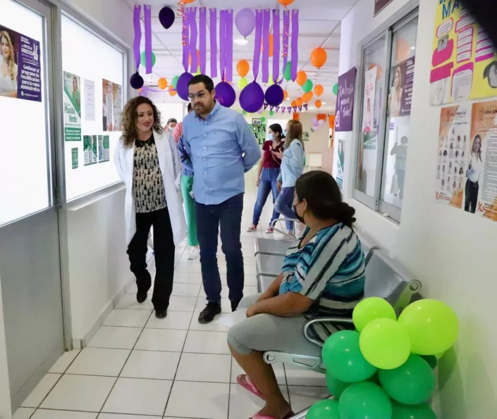 Secretario de Salud de Sinaloa supervisa el Centro de Salud de San Ignacio.