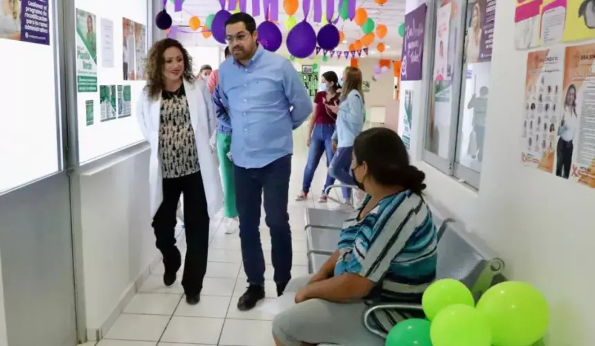 Secretario de Salud de Sinaloa supervisa el Centro de Salud de San Ignacio.