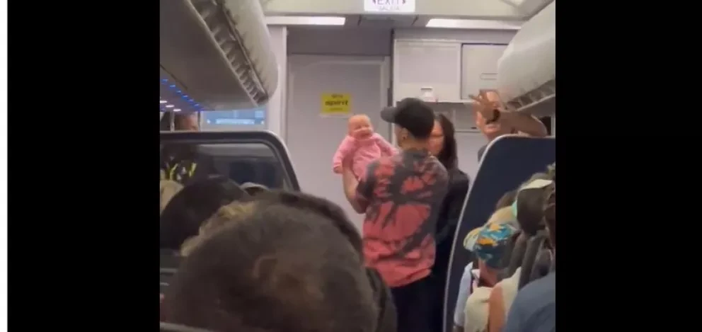 Enfermera le salva la vida a una bebé que dejó de respirar en un vuelo de Spirit Airlines.