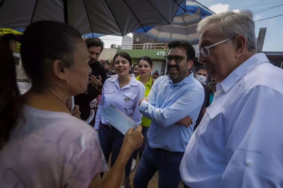 Rubén Rocha y alcalde de Culiacán entregan apoyos económicas a familias afectadas por las lluvias de Culiacán