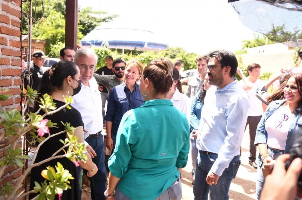 El gobernador, Rubén Rocha Moya y alcalde de Culiacán, Juan de Dios Gámez Mendívil entregan apoyos económicos a familias afectadas por lluvias en la colonia Los Girasoles. 