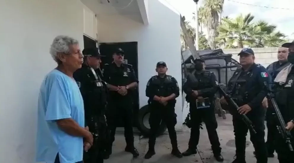 Un acto de amor realizan policías de Culiacán; ayudan a hombre que se le quemó su casa.