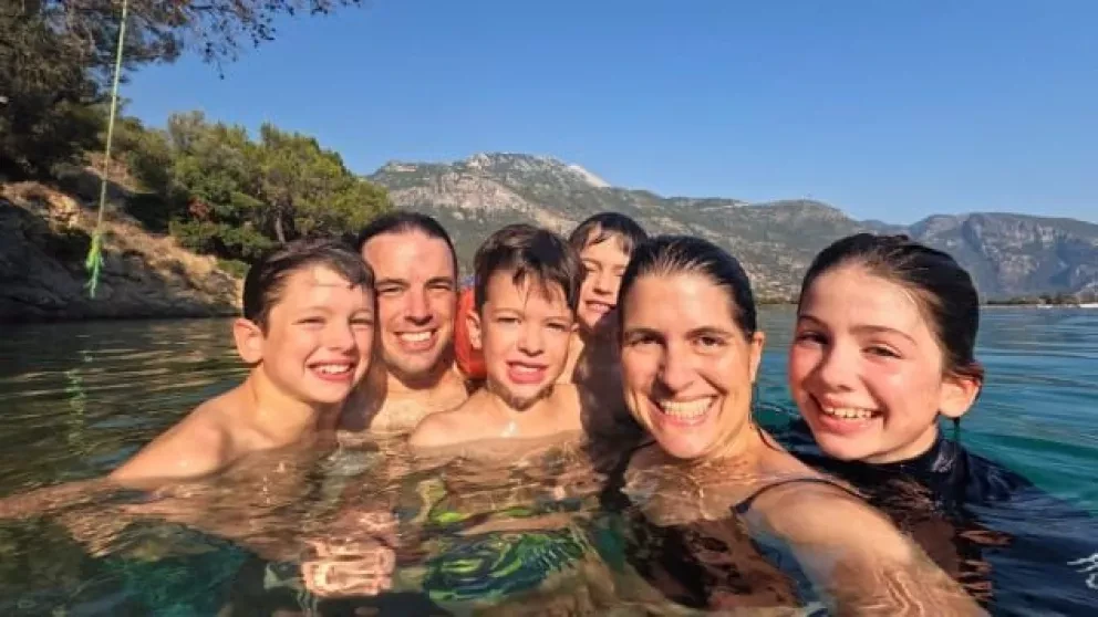 Papás recorrerán el mundo antes de que sus tres hijos pierdan la visión.