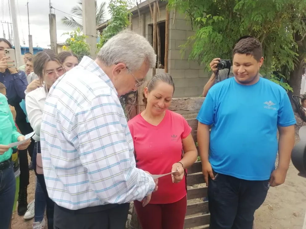 Entregan 52 cheques a familias damnificadas por inundaciones en Mezquitillo, Costa Rica.