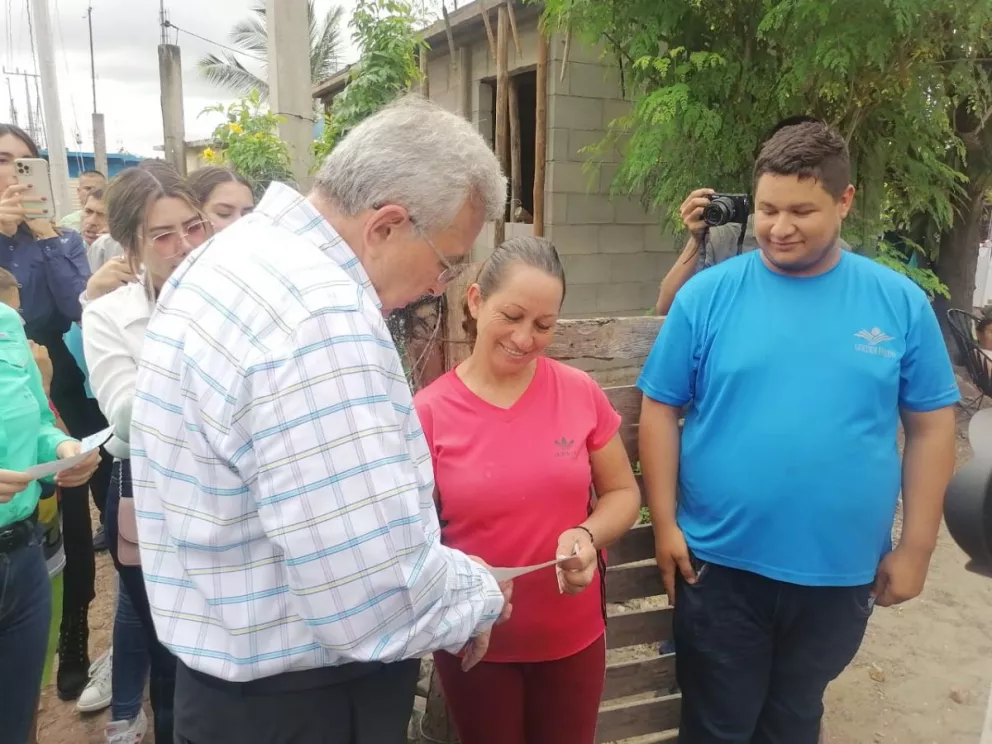 Entregan 52 cheques a familias damnificadas por inundaciones en Mezquitillo, Costa Rica.