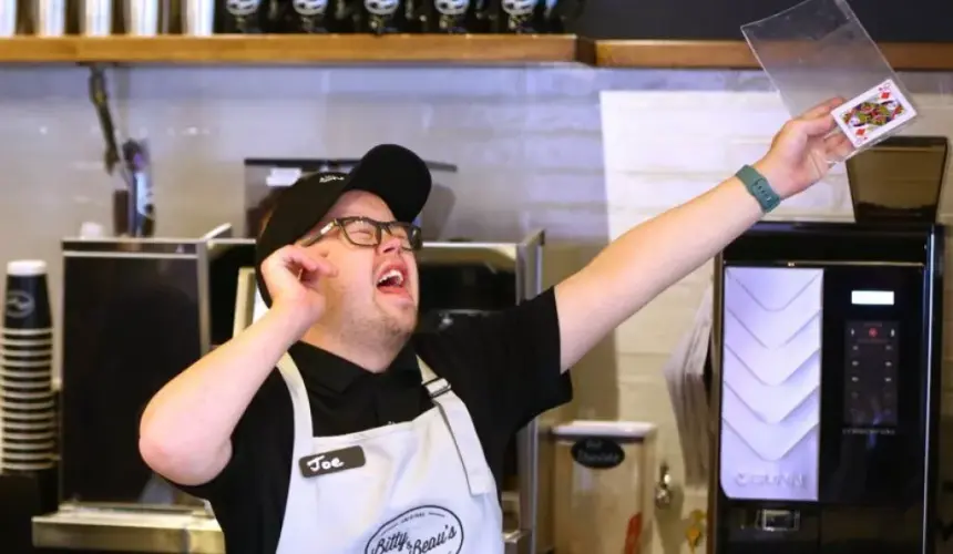 Video de empleado de una cafetería celebrando alegremente su primer pago se vuelve viral.