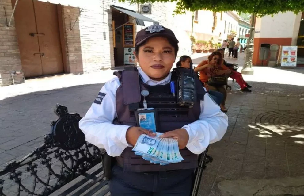 Honestidad. Policía resguarda seis mil pesos que dejaron olvidados en un cajero.