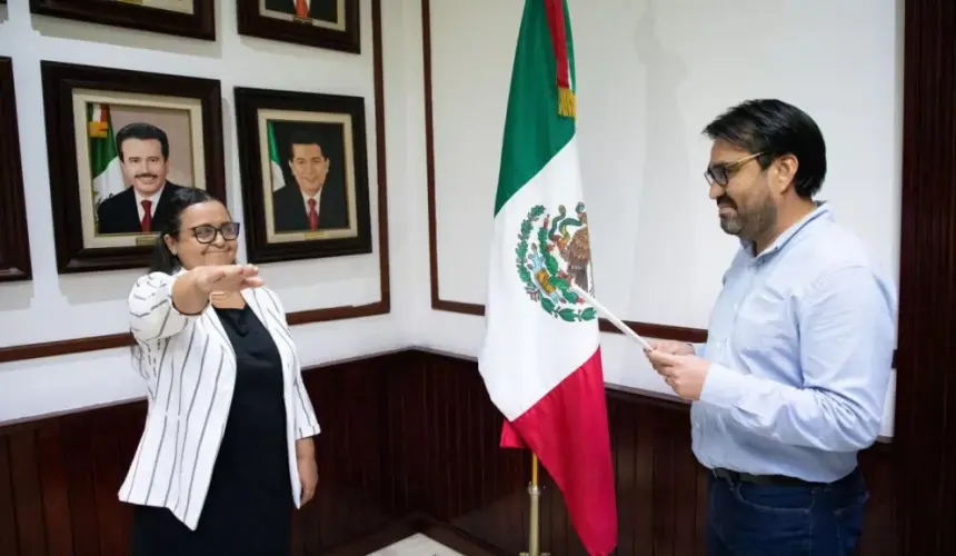 Alcalde de Culiacán, Juan de Dios Gámez Mendívil , toma protesta directora IMMUJERES Ana Isabel Ojeda Esquerra. Fotos: Ayuntamiento de Culiacán