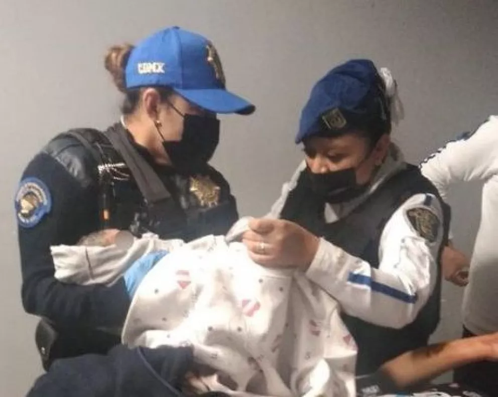De acuerdo a los primeros reportes, la madre se encontraba en los baños públicos de la estación, cuando solicitó auxilio.