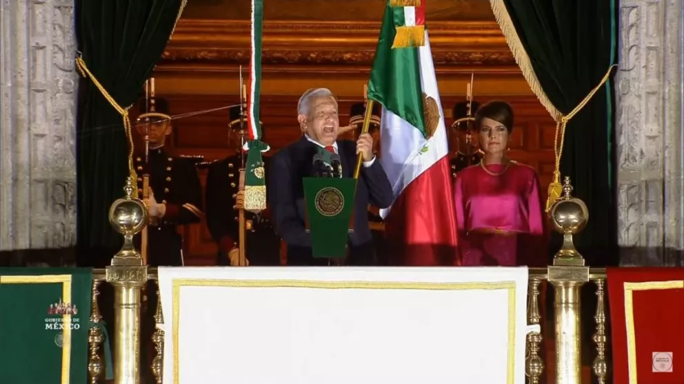 Andrés Manuel López Obrador da el Grito de Independencia y grita que muera la corrupción, el clasismo y el racismo