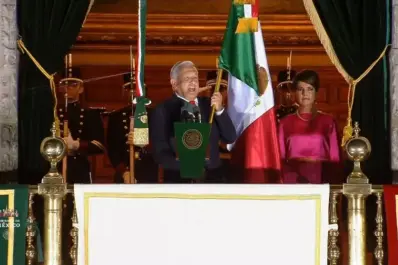 Andrés Manuel López Obrador da el Grito de Independencia y grita que muera la corrupción, el clasismo y el racismo