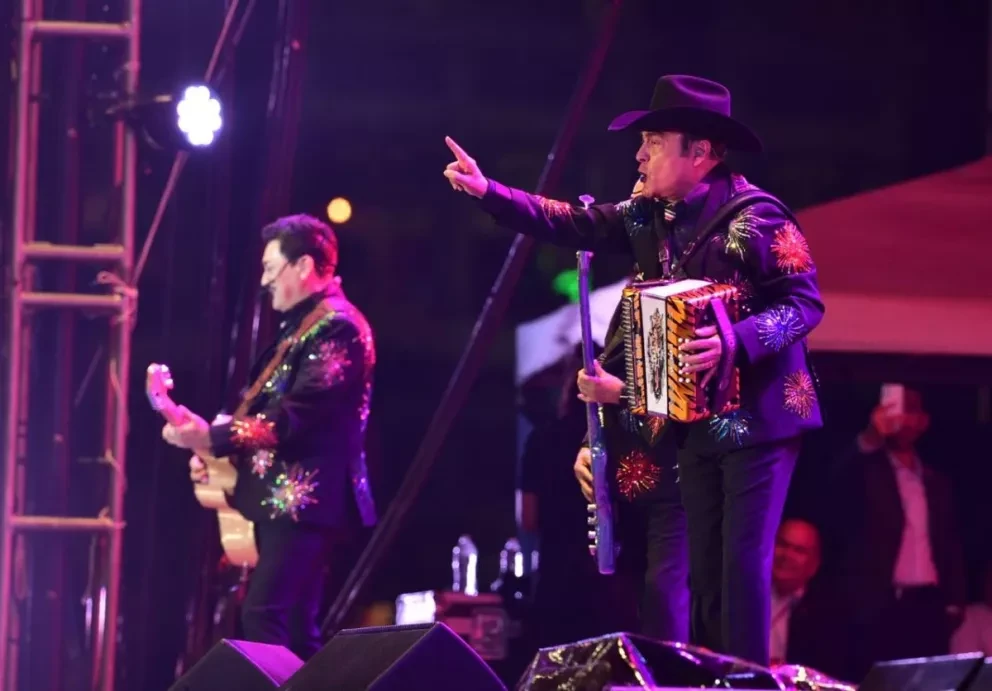 Los Tigres del Norte dan ‘grito’ en el Zócalo ante más de 140 mil personas.