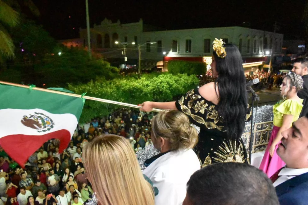 Alcaldesa de Elota, Sinaloa da el Grito de Independencia con hermoso vestido con detalles dorados.