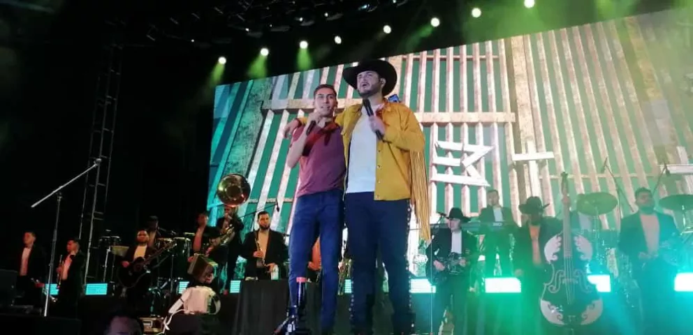 Edén Muñoz muestra su humildad y sube al escenario a cantar a un joven durante su presentación en Culiacán.