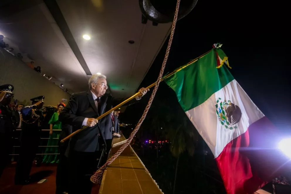 Viva la Cuarta Transformación dice Rubén Rocha Moya durante su grito de Independencia en Cuiacán, Sinaloa.