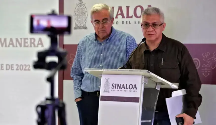 El gobernador Rubén Rocha Moya y el secretario de Seguridad Pública en Sinaloa, Cristóbal Castañeda Camarillo, durante la Conferencia Semanera.