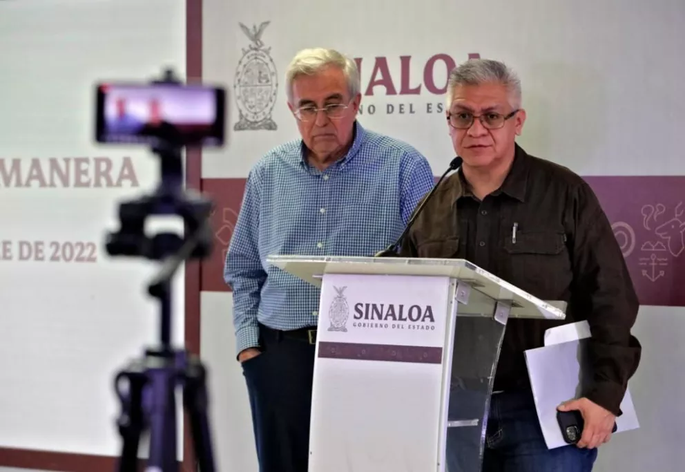 El gobernador Rubén Rocha Moya y el secretario de Seguridad Pública en Sinaloa, Cristóbal Castañeda Camarillo, durante la Conferencia Semanera.