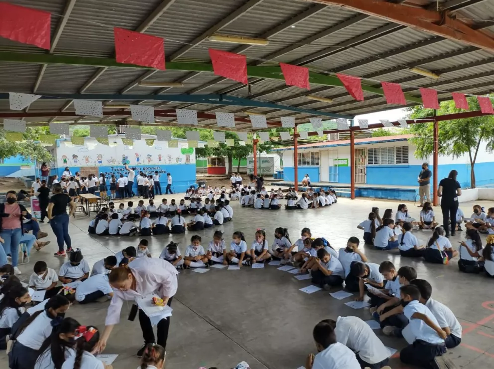 Festival por la Paz en la escuela primaria Juan M. Banderas de la colonia Renato Vega Amador en Culiacán