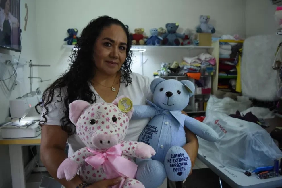 Abrazos que llegan del cielo. Karina confecciona peluches enternecedores y de calidad, que causan una emoción indescriptible. Fotos: Lino Ceballos