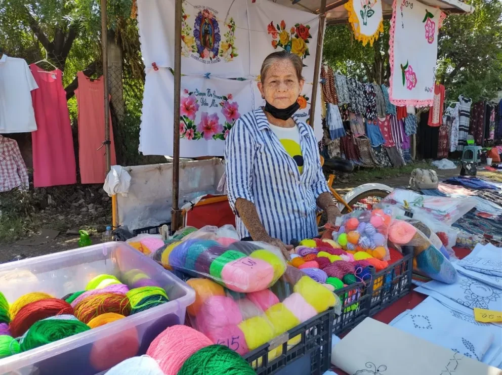 Martha Lilia disfruta acudir a vender sus servilletas, hilazas y dulces. Foto: Juan Madrigal