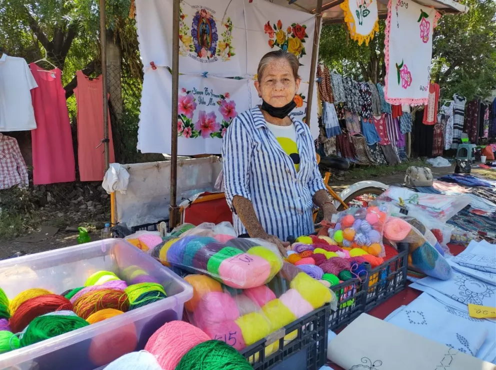  Martha Lilia disfruta acudir a vender sus servilletas, hilazas y dulces. Foto: Juan Madrigal