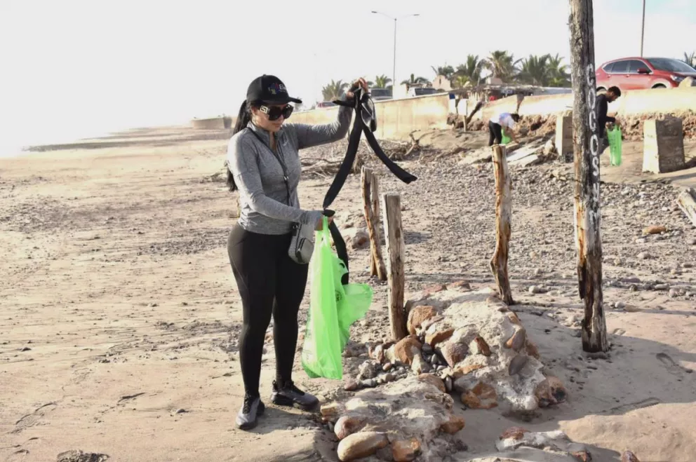 Ana Karen Val, alcaldesa de Elota pone el ejemplo y se pone a recoger basura de las playas de su municipio. 