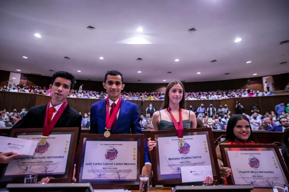 Rubén Rocha y diputados entregan el Premio al Mérito Juvenil 2022