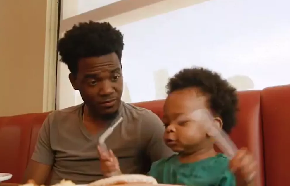 Peculiar video del bebé que se volvió viral por “entablar” una conversación con su padre.
