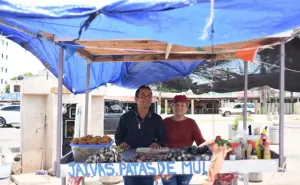 Con el sabor del mar Juan Carlos deleita con almejas, patas de mula y ostiones en el malecón de Altata