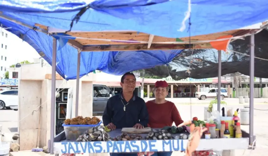 .- Juan Carlos junto a su esposa Hilda, deciden emprender un negocio en el malecón de Altata. Fotos: Lino  Ceballos