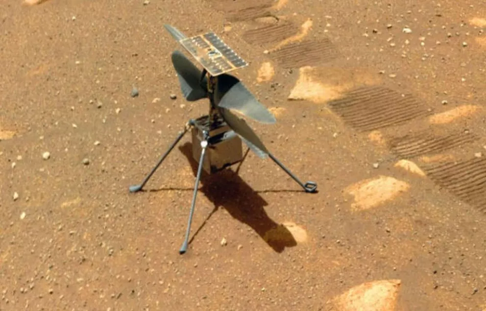 La NASA investiga un misterioso objeto adherido al helicóptero marciano Ingenuity.